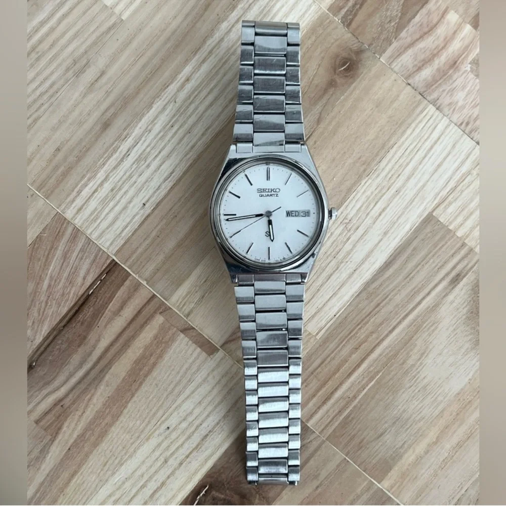 Seiko SQ Vintage Men's Watch Stainless Dial and Bracelet Day Date Windows